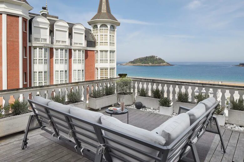 Miraconcha Shores Beachfront in San Sebastián (1 block from Nobu Hotel) - Donostia-San Sebastian, Spain