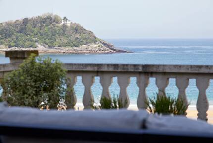 Miraconcha Shores Beachfront in San Sebastián (1 block from Nobu Hotel) - Donostia-San Sebastian, Spain