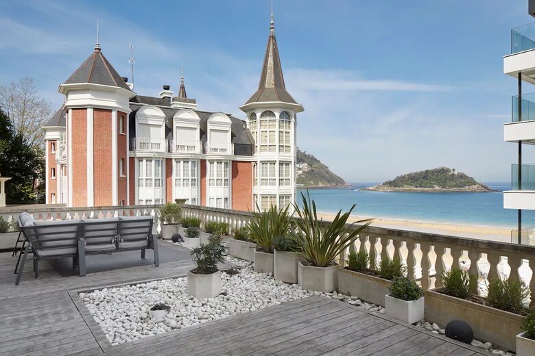 Miraconcha Shores Beachfront in San Sebastián (1 block from Nobu Hotel) - Donostia-San Sebastian, Spain