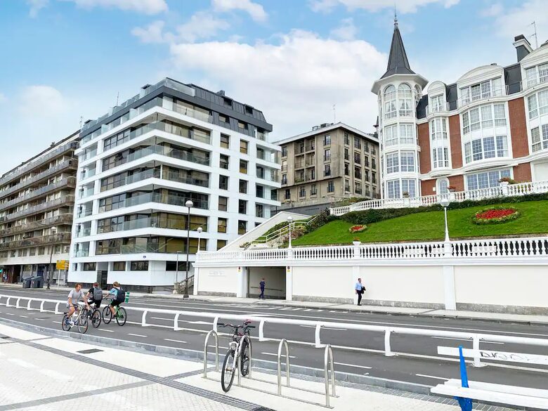 Miraconcha Shores Beachfront in San Sebastián (1 block from Nobu Hotel) - Donostia-San Sebastian, Spain