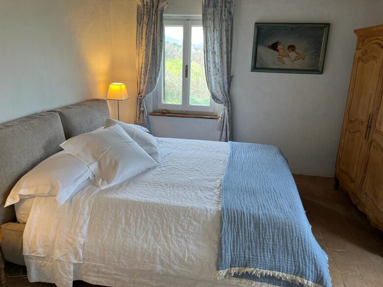 Queen bedroom with ensuite bathroom