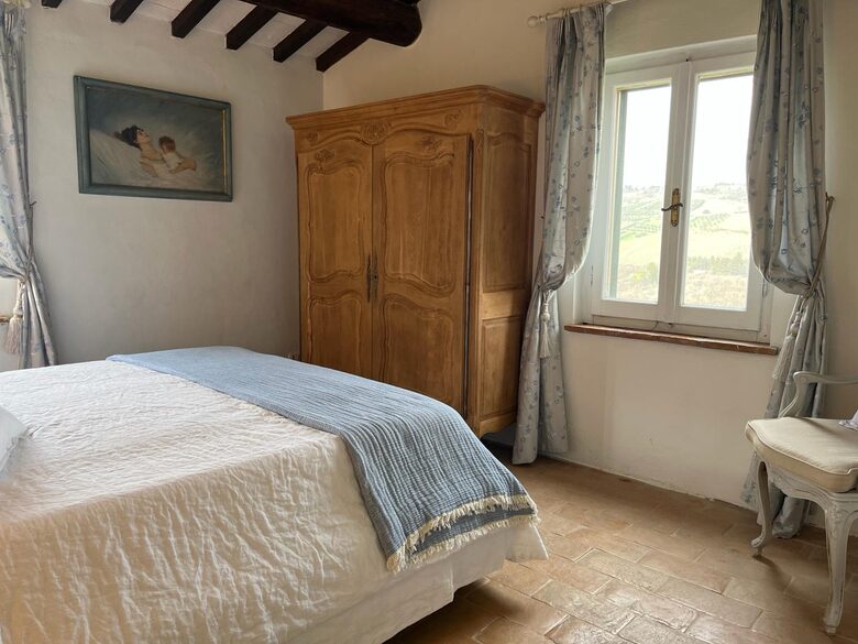 Queen bedroom with ensuite bathroom