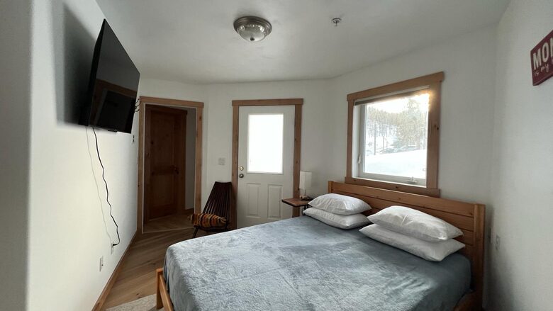 Guest bedroom 3 with queen size bed