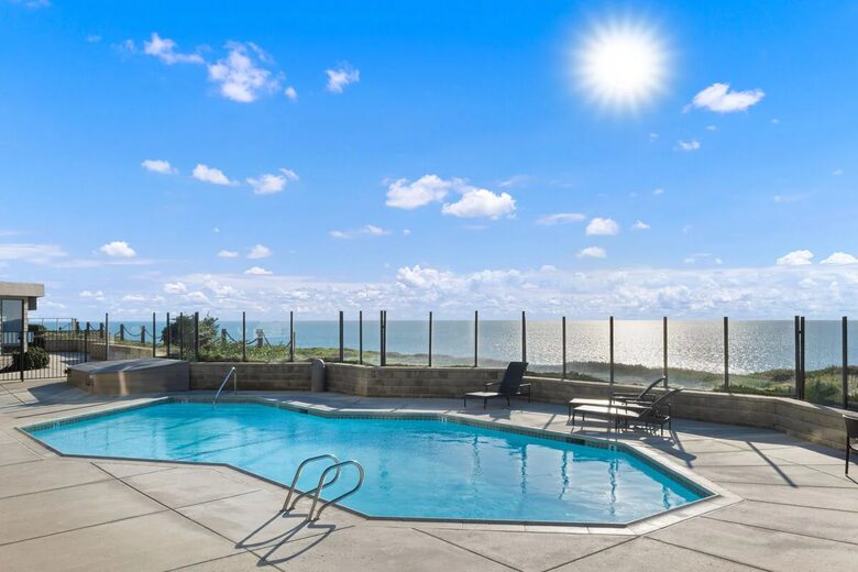 Solana Beach Dream with Ocean Views & Steps to the Beach - Solana Beach, California