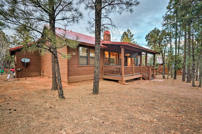 White Mountains Cabin with Fireplace and Deck at Torreon Golf Club - Show Low, Arizona