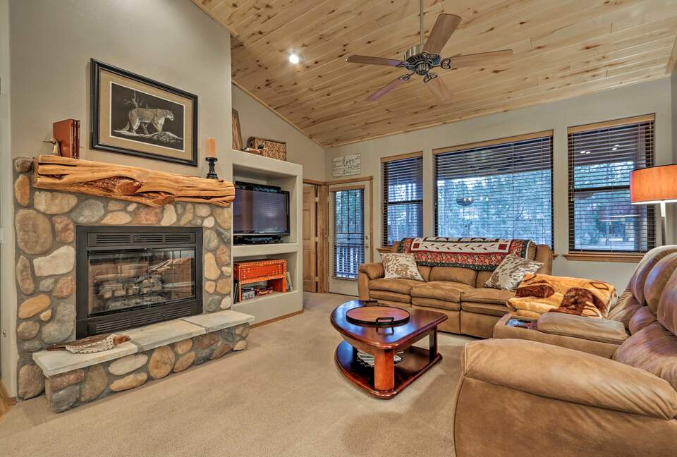 White Mountains Cabin with Fireplace and Deck at Torreon Golf Club - Show Low, Arizona