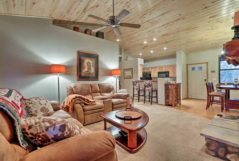 White Mountains Cabin with Fireplace and Deck at Torreon Golf Club - Show Low, Arizona