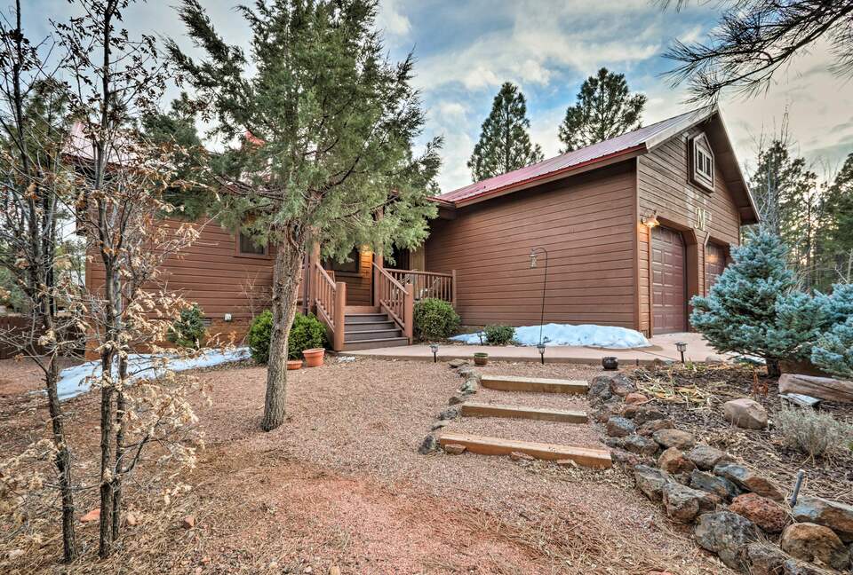 White Mountains Cabin with Fireplace and Deck at Torreon Golf Club - Show Low, Arizona