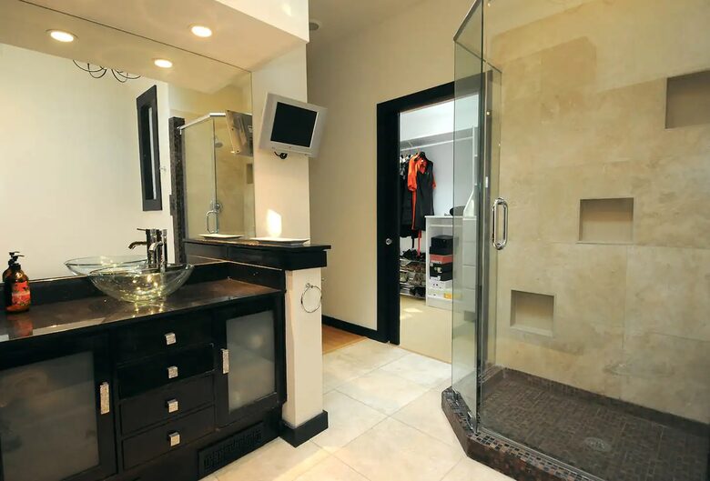 Full bathroom 1