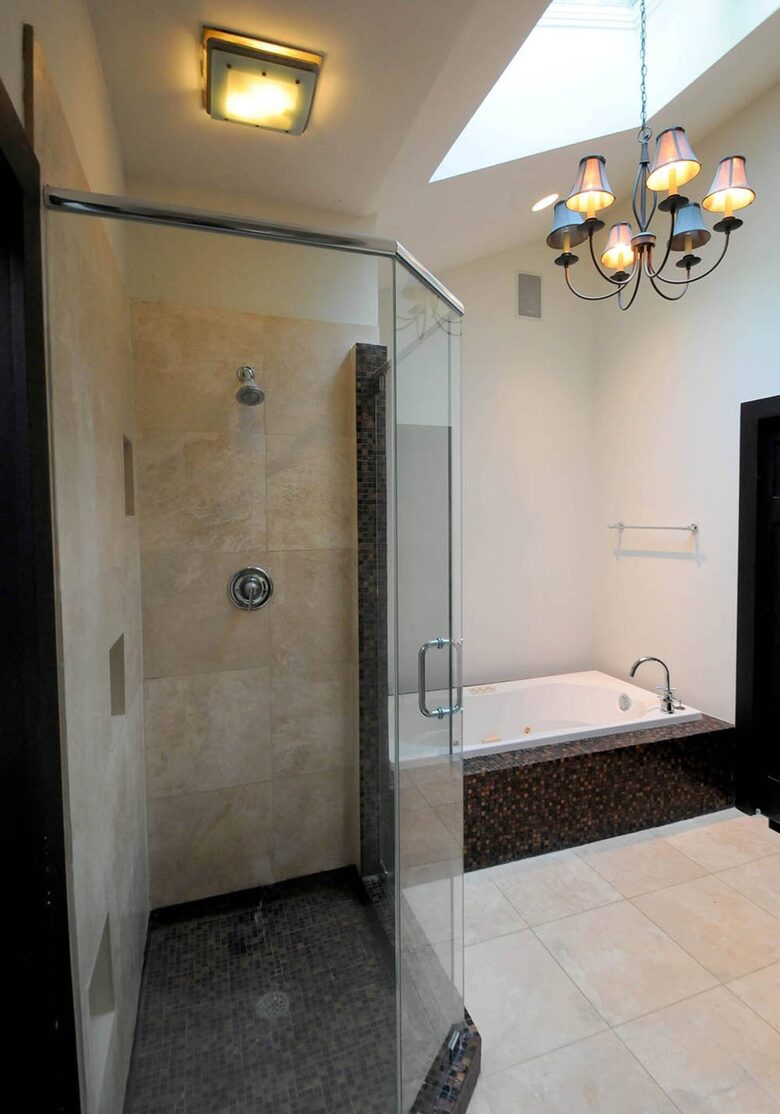 Full bathroom 1