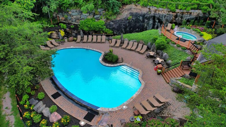 Luxurious Ski In Ski Out 2 Bedroom Equinoxe Tremblant - Mont-Tremblant, Canada