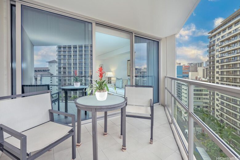 Honolulu Residential-Style Suite - Honolulu, Hawaii