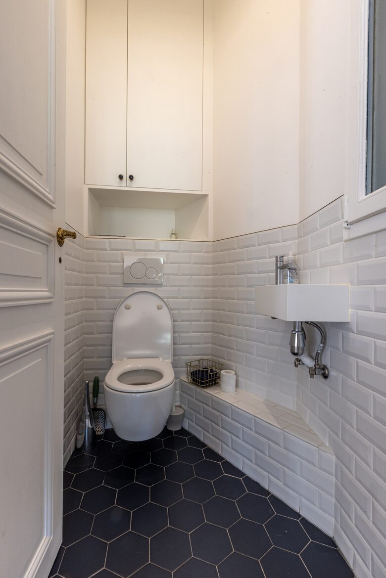 Independent toilet