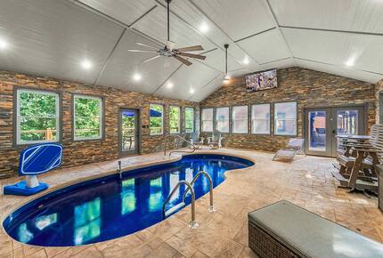 Pigeon Forge Getaway | Amazing, 27 Guests, Heated Pool, & Theater - Pigeon Forge, Tennessee