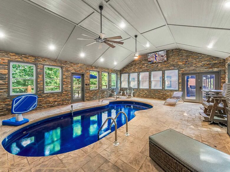 Pigeon Forge Getaway | Amazing, 27 Guests, Heated Pool, & Theater - Pigeon Forge, Tennessee