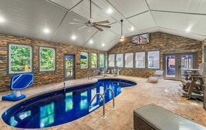 Pigeon Forge Getaway | Amazing, 27 Guests, Heated Pool, & Theater - Pigeon Forge, Tennessee