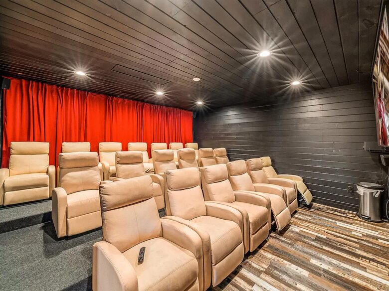 Pigeon Forge Getaway | Amazing, 27 Guests, Heated Pool, & Theater - Pigeon Forge, Tennessee
