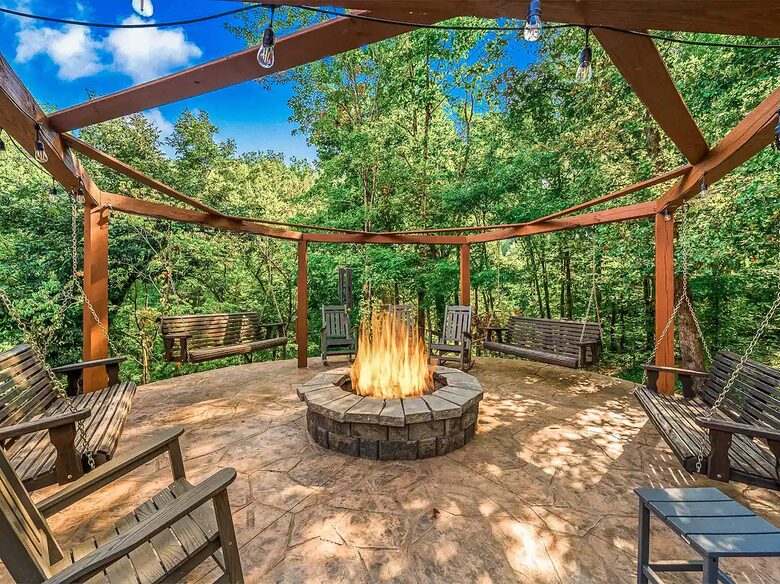 Pigeon Forge Getaway | Amazing, 27 Guests, Heated Pool, & Theater - Pigeon Forge, Tennessee