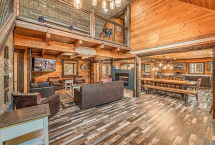 Pigeon Forge Getaway | Amazing, 27 Guests, Heated Pool, & Theater - Pigeon Forge, Tennessee