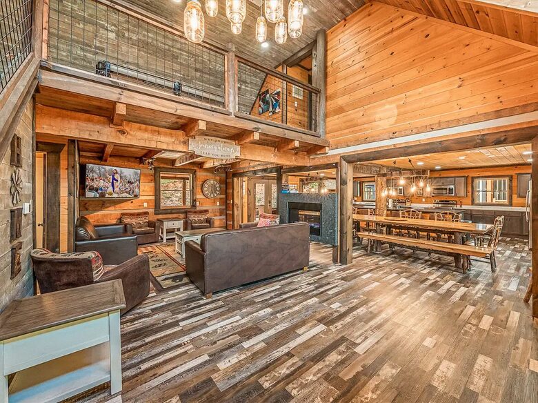 Pigeon Forge Getaway | Amazing, 27 Guests, Heated Pool, & Theater - Pigeon Forge, Tennessee