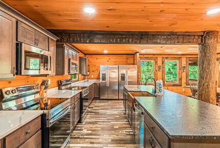 Pigeon Forge Getaway | Amazing, 27 Guests, Heated Pool, & Theater - Pigeon Forge, Tennessee