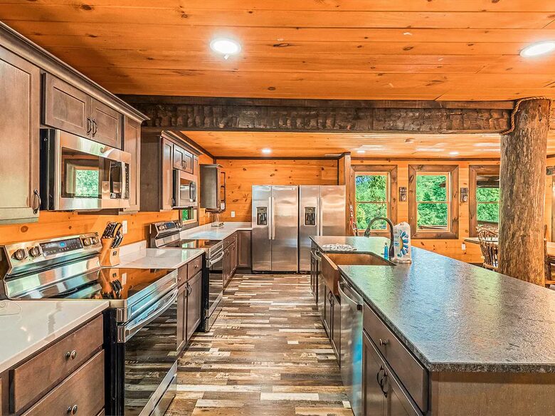 Pigeon Forge Getaway | Amazing, 27 Guests, Heated Pool, & Theater - Pigeon Forge, Tennessee