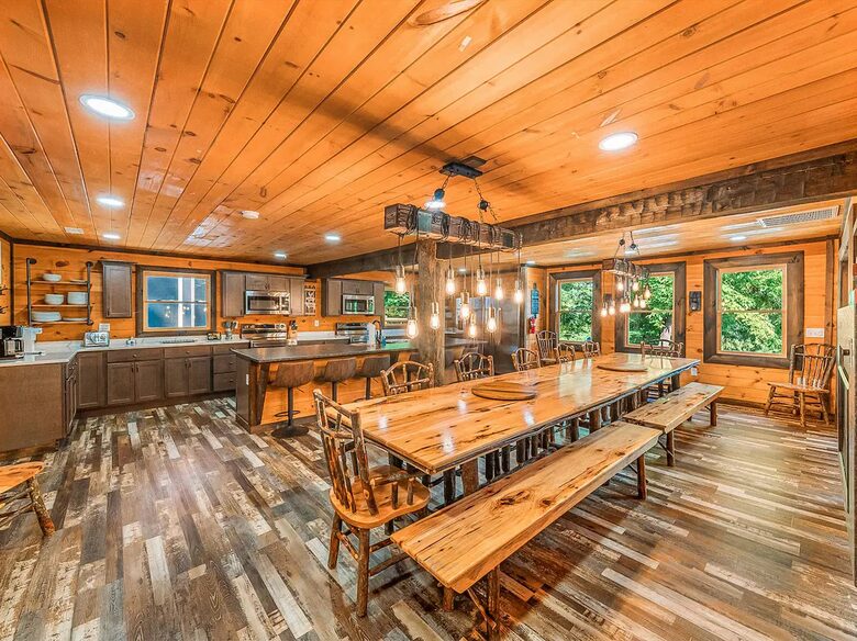 Pigeon Forge Getaway | Amazing, 27 Guests, Heated Pool, & Theater - Pigeon Forge, Tennessee