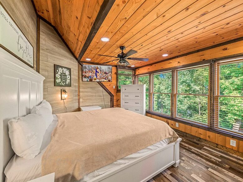 Pigeon Forge Getaway | Amazing, 27 Guests, Heated Pool, & Theater - Pigeon Forge, Tennessee
