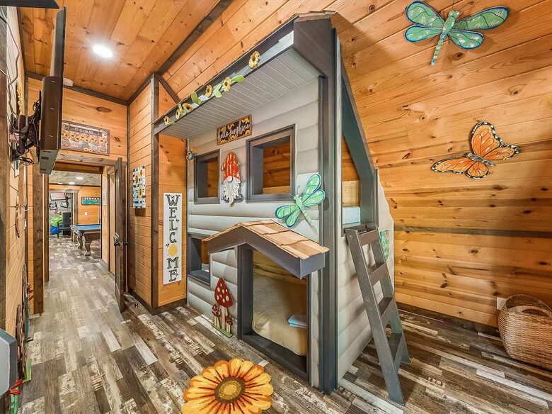 Pigeon Forge Getaway | Amazing, 27 Guests, Heated Pool, & Theater - Pigeon Forge, Tennessee