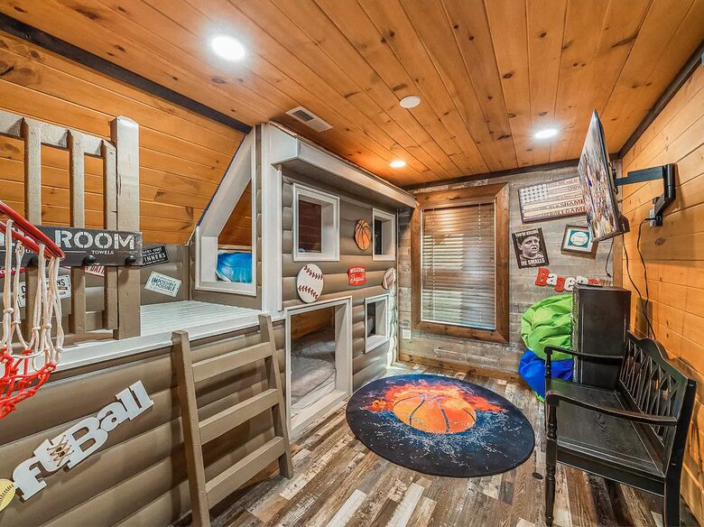 Pigeon Forge Getaway | Amazing, 27 Guests, Heated Pool, & Theater - Pigeon Forge, Tennessee