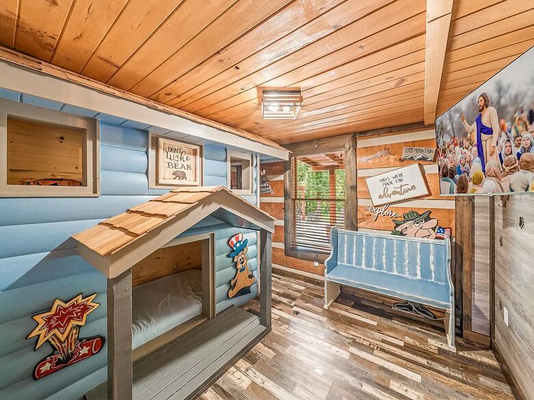 Pigeon Forge Getaway | Amazing, 27 Guests, Heated Pool, & Theater - Pigeon Forge, Tennessee