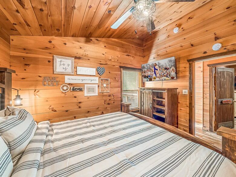Pigeon Forge Getaway | Amazing, 27 Guests, Heated Pool, & Theater - Pigeon Forge, Tennessee