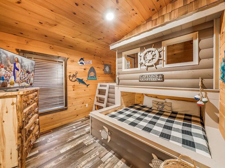 Pigeon Forge Getaway | Amazing, 27 Guests, Heated Pool, & Theater - Pigeon Forge, Tennessee