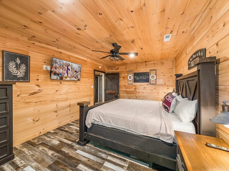 Pigeon Forge Getaway | Amazing, 27 Guests, Heated Pool, & Theater - Pigeon Forge, Tennessee