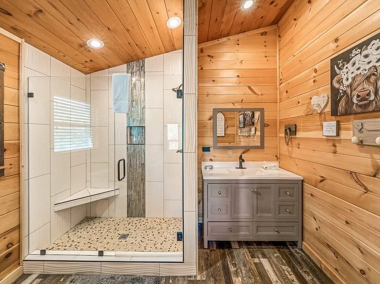 Pigeon Forge Getaway | Amazing, 27 Guests, Heated Pool, & Theater - Pigeon Forge, Tennessee
