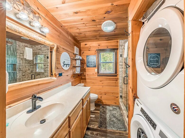 Pigeon Forge Getaway | Amazing, 27 Guests, Heated Pool, & Theater - Pigeon Forge, Tennessee