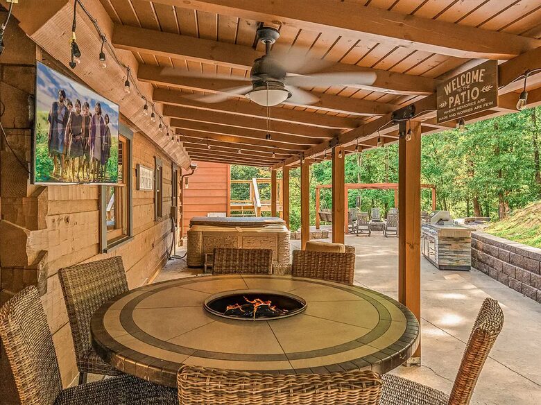Pigeon Forge Getaway | Amazing, 27 Guests, Heated Pool, & Theater - Pigeon Forge, Tennessee
