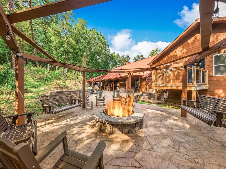 Pigeon Forge Getaway | Amazing, 27 Guests, Heated Pool, & Theater - Pigeon Forge, Tennessee