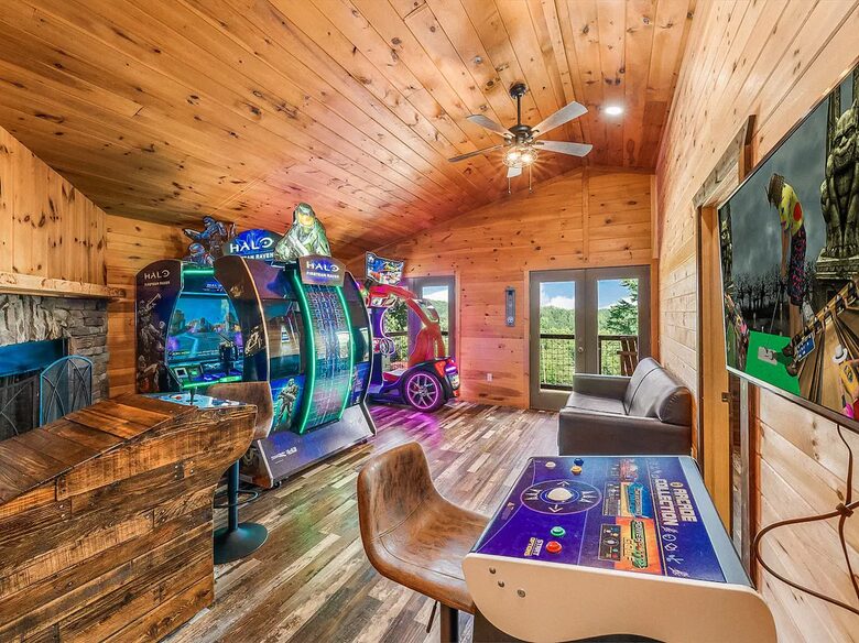 Pigeon Forge Getaway | Amazing, 27 Guests, Heated Pool, & Theater - Pigeon Forge, Tennessee