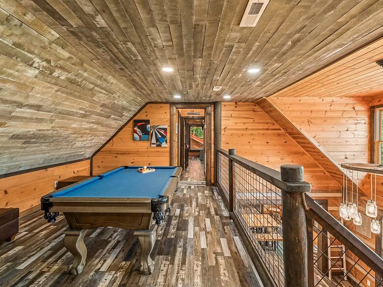 Pigeon Forge Getaway | Amazing, 27 Guests, Heated Pool, & Theater - Pigeon Forge, Tennessee