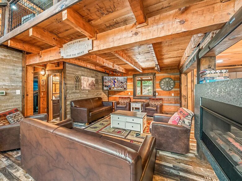 Pigeon Forge Getaway | Amazing, 27 Guests, Heated Pool, & Theater - Pigeon Forge, Tennessee