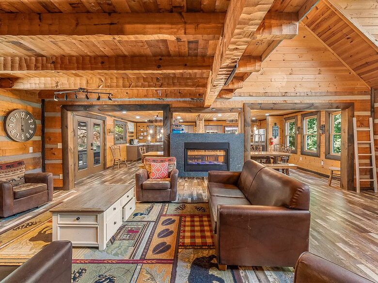 Pigeon Forge Getaway | Amazing, 27 Guests, Heated Pool, & Theater - Pigeon Forge, Tennessee