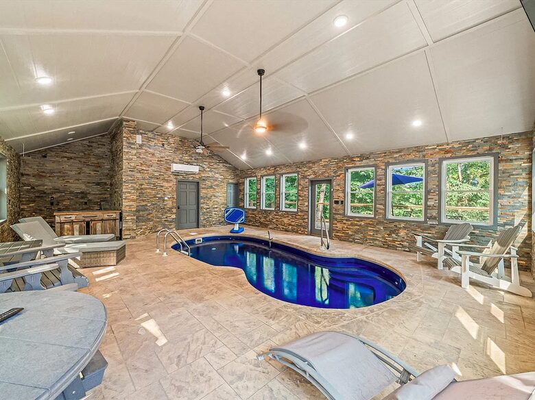 Pigeon Forge Getaway | Amazing, 27 Guests, Heated Pool, & Theater - Pigeon Forge, Tennessee
