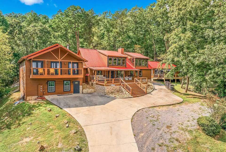 Pigeon Forge Getaway | Amazing, 27 Guests, Heated Pool, & Theater - Pigeon Forge, Tennessee