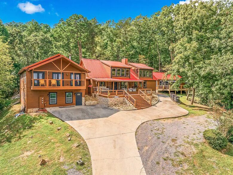 Pigeon Forge Getaway | Amazing, 27 Guests, Heated Pool, & Theater - Pigeon Forge, Tennessee