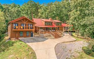 Pigeon Forge Getaway | Amazing, 27 Guests, Heated Pool, & Theater - Pigeon Forge, Tennessee