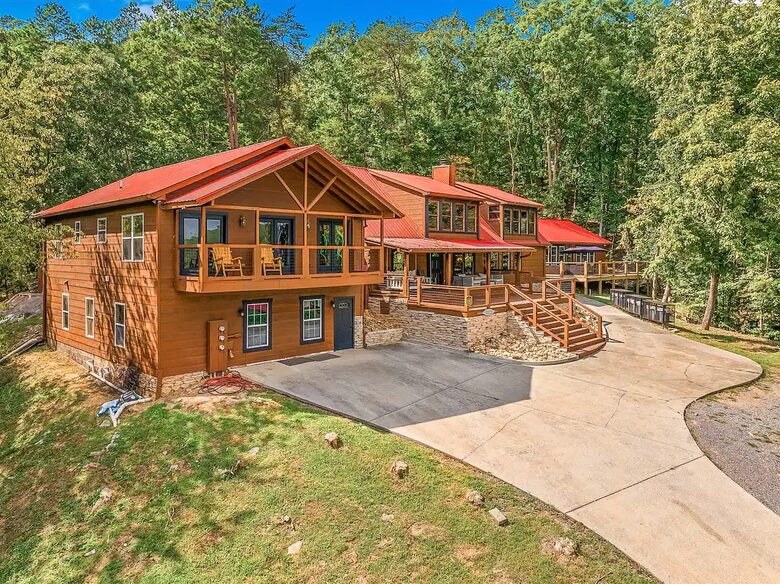Pigeon Forge Getaway | Amazing, 27 Guests, Heated Pool, & Theater - Pigeon Forge, Tennessee
