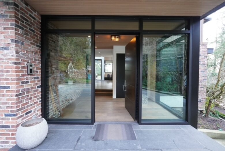 West Vancouver Contemporary Hideaway - West Vancouver, Canada