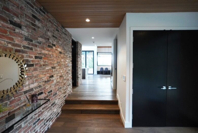 West Vancouver Contemporary Hideaway - West Vancouver, Canada