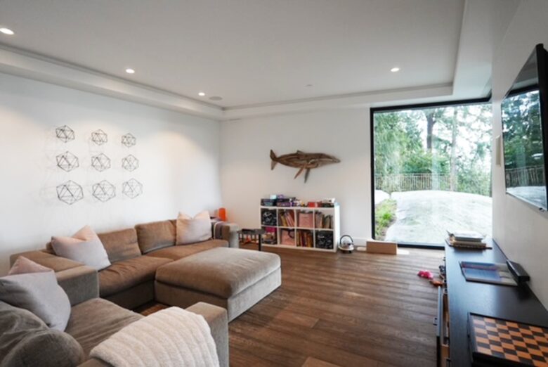 West Vancouver Contemporary Hideaway - West Vancouver, Canada